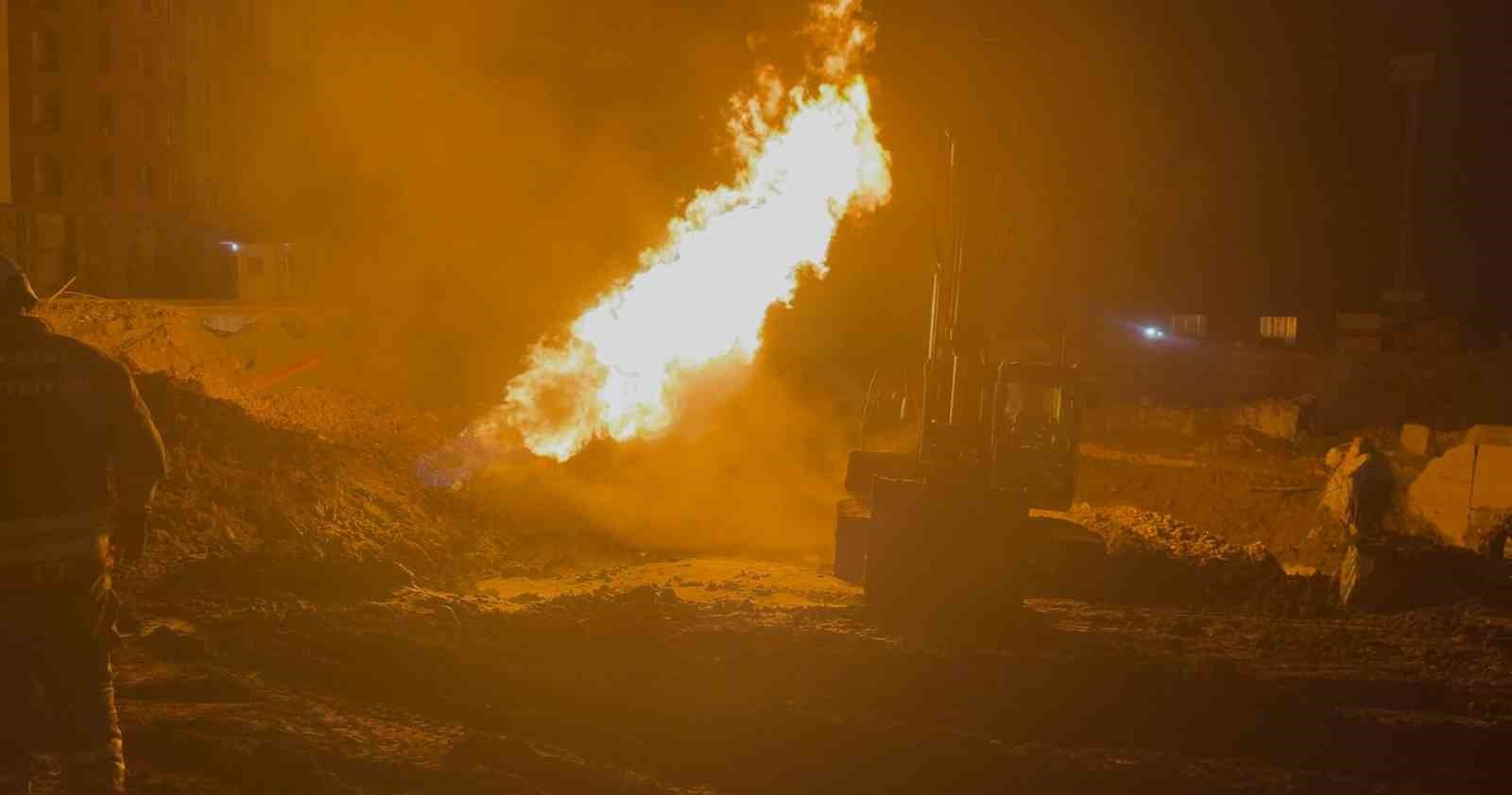 Hatay'ın Defne ilçesi Armutlu Mahallesi'nde yürütülen altyapı çalışmaları sırasında iş