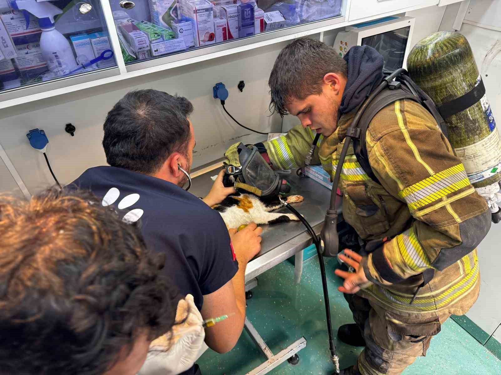 İzmir’de itfaiye ekipleri, Konak İskelesi yakınında beş gündür kayıp olan