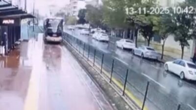 Gaziantep’te şiddetli yağış sırasında hareket halindeki tramvaya yıldırım isabet etti.
