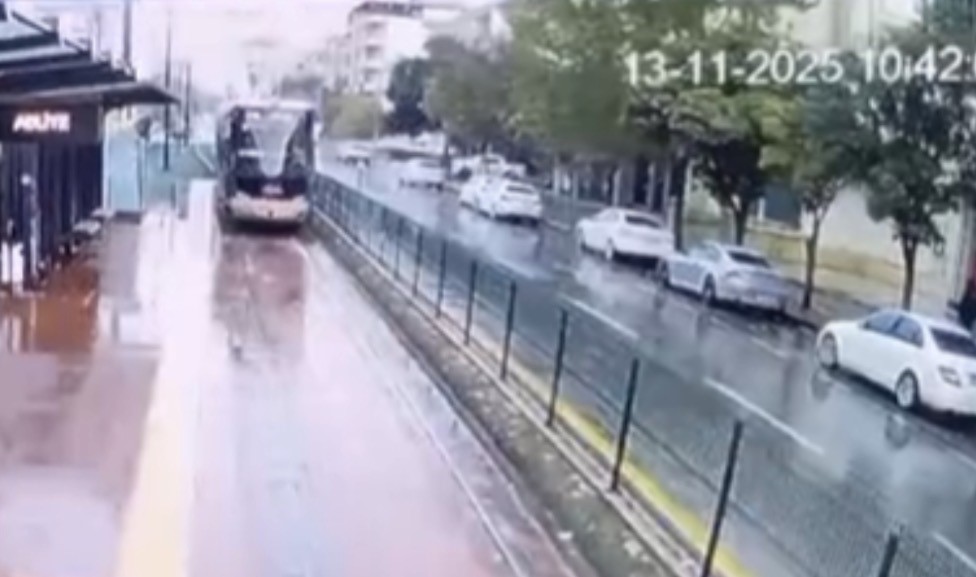 Gaziantep’te şiddetli yağış sırasında hareket halindeki tramvaya yıldırım isabet etti.