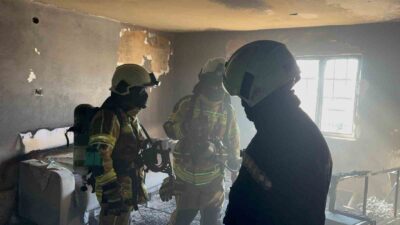 Evde yalnız bırakılan çocukların devirdiği elektrikli soba yangına neden oldu.