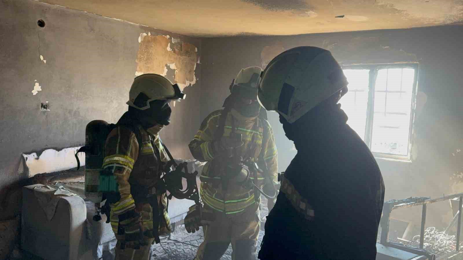 Evde yalnız bırakılan çocukların devirdiği elektrikli soba yangına neden oldu.