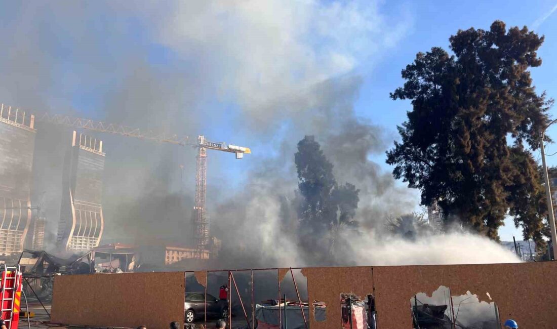 İzmir Bayraklı’daki bir inşaat şantiyesinde konteyner yangını çıktı. Alevler çevredeki