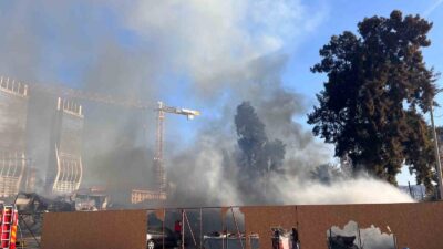 İzmir Bayraklı’daki bir inşaat şantiyesinde konteyner yangını çıktı. Alevler çevredeki