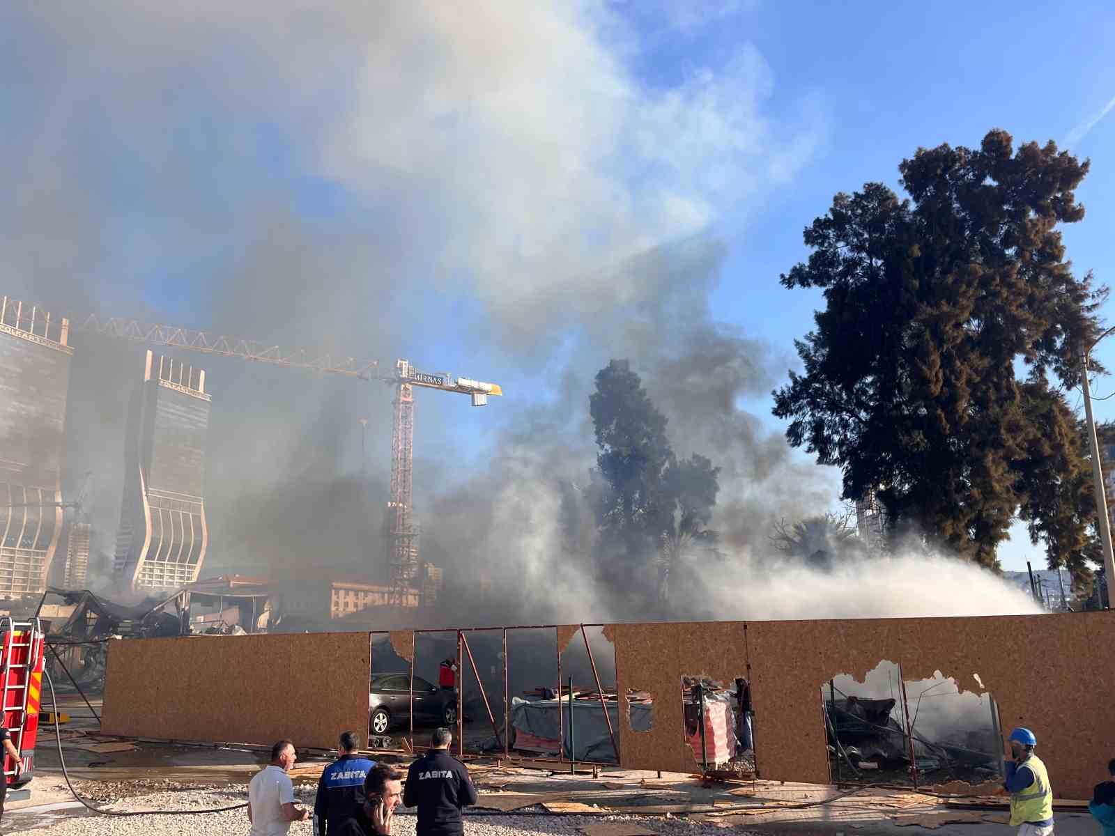 İzmir Bayraklı’daki bir inşaat şantiyesinde konteyner yangını çıktı. Alevler çevredeki