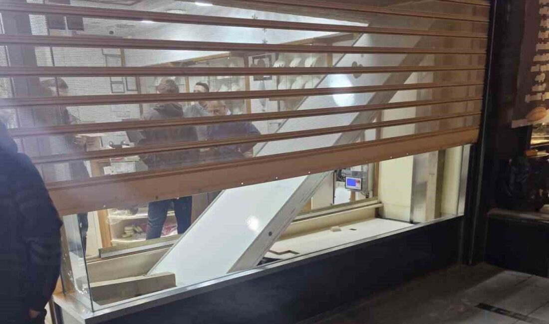 Ankara Keçiören’de bakım yaptığı kuyumcu dükkanındaki vitrin asansörünün altında kalan