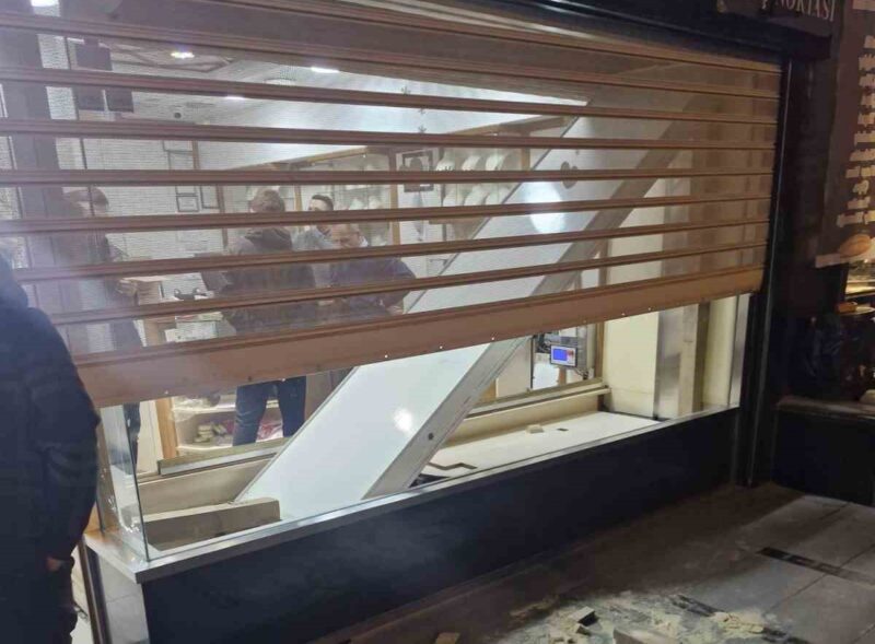 Ankara Keçiören’de bakım yaptığı kuyumcu dükkanındaki vitrin asansörünün altında kalan