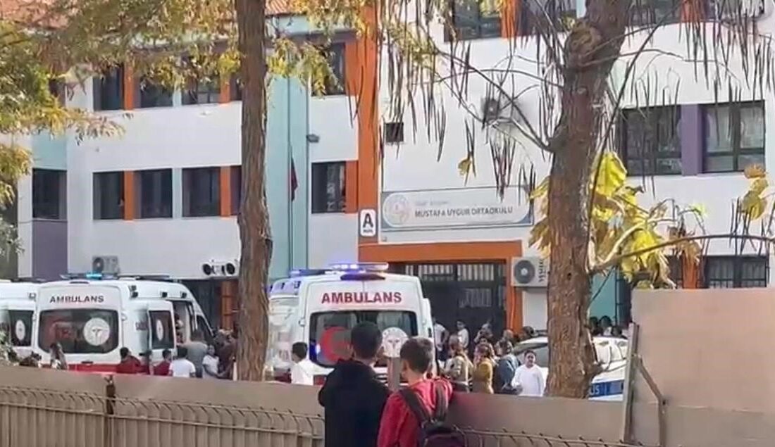 Ortaokulda öğrencilerin yangın tüpünü sınıf içinde sıkması sonucu kimyevi toz