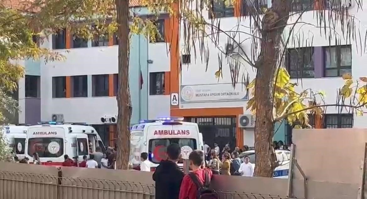 Ortaokulda öğrencilerin yangın tüpünü sınıf içinde sıkması sonucu kimyevi toz