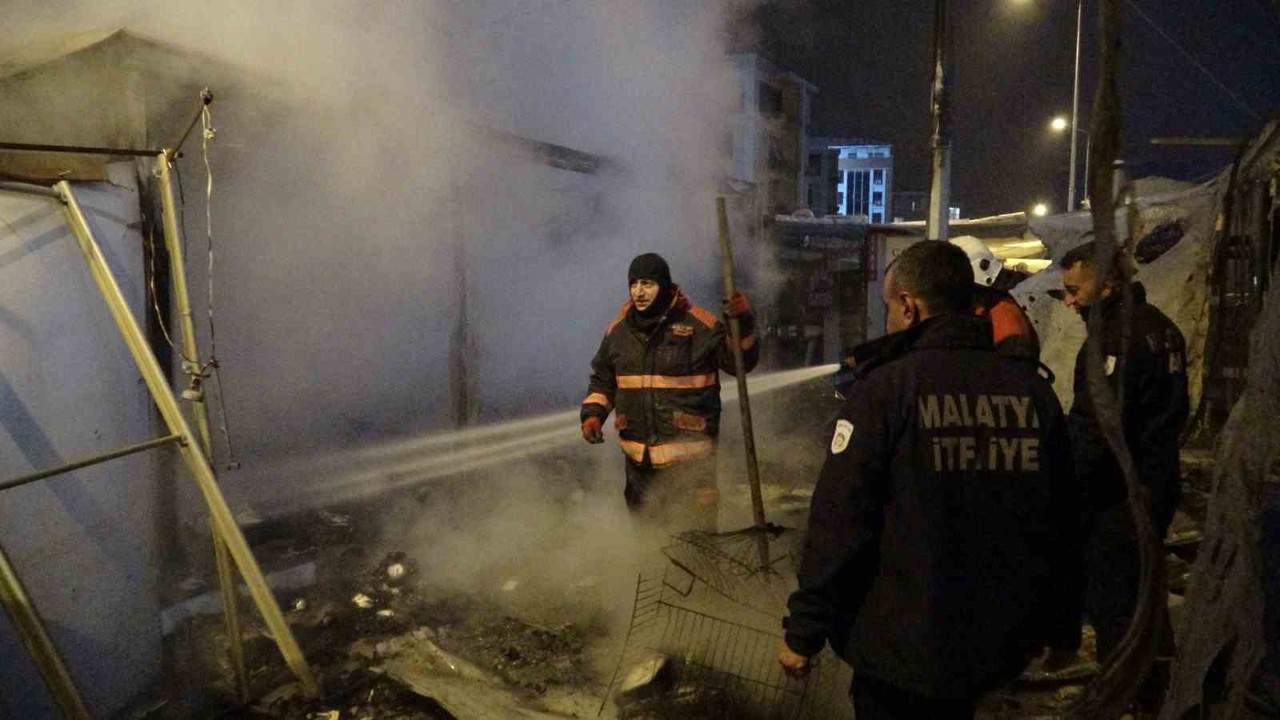 Konteyner çarşıda henüz belirlenemeyen nedenle çıkan yangında bir kişi hafif