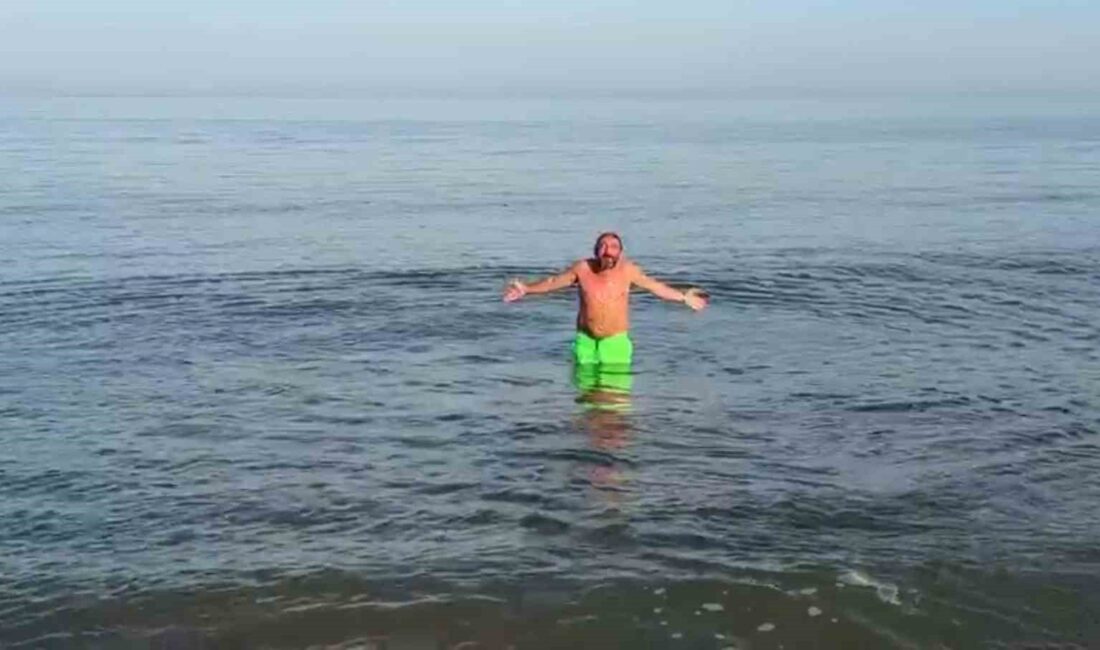 Samsun’da etkili olan pastırma sıcaklarını fırsat bilen bir vatandaş, Kasım