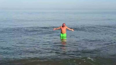 Samsun’da etkili olan pastırma sıcaklarını fırsat bilen bir vatandaş, Kasım