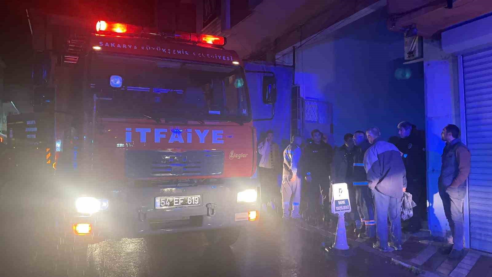 Sakarya’da Pamukova ilçesinde gece yarısı düşen yıldırım, dört katlı bir