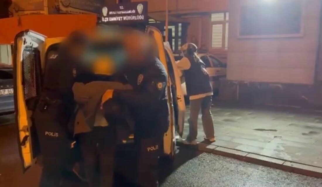 Polis ekipleri, kuyumcuda sahte altın bozduran 5 şüpheliyi yakaladı. Şahısların