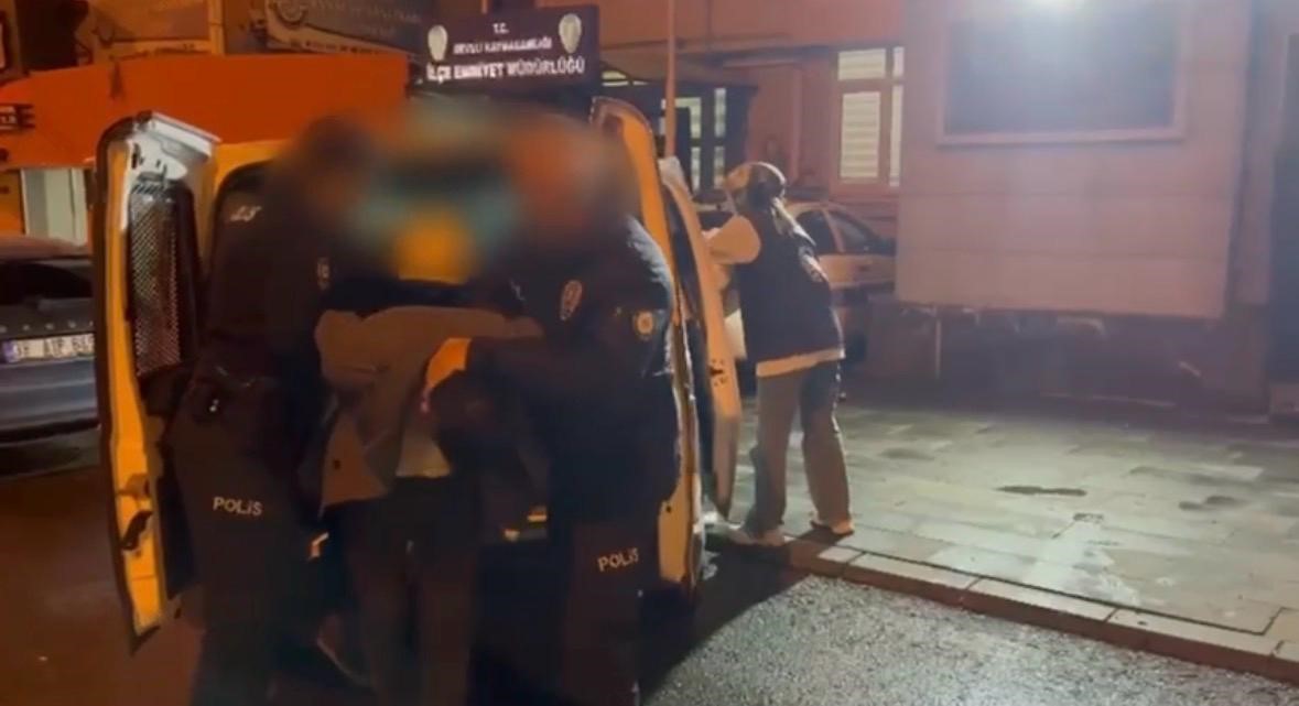 Polis ekipleri, kuyumcuda sahte altın bozduran 5 şüpheliyi yakaladı. Şahısların