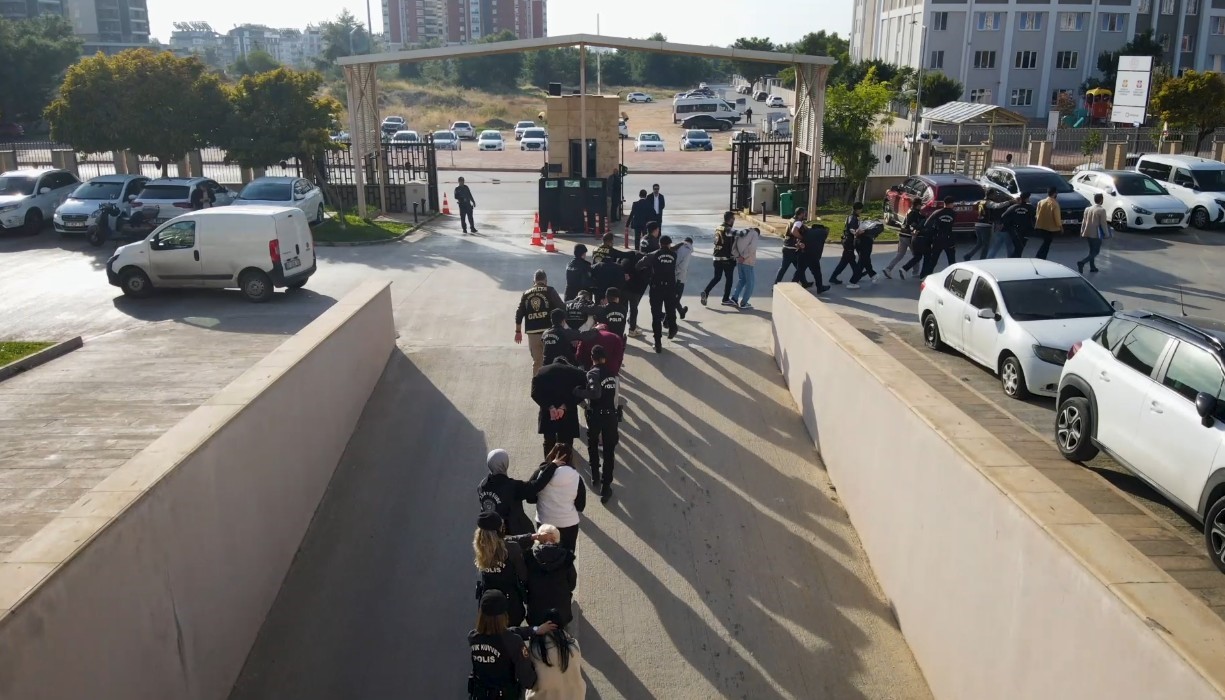 Sosyal medyada sahte kadın profilleri açarak erkekleri eğlence mekanına çeken