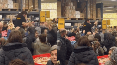 Bursa'da bir süpermarkette düzenlenen indirim kampanyası, yoğun kalabalık ve izdihama