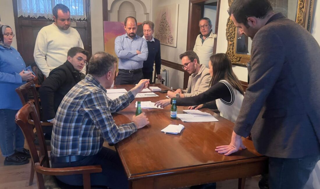 Saygı duruşu ve İstiklal Marşı’nın okunmasının ardından genel kurul divanı,