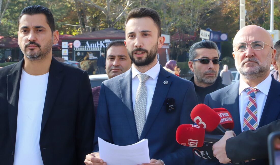 Kent meydanında açıklama yapan AK Parti Afyonkarahisar İl Gençlik Kolları