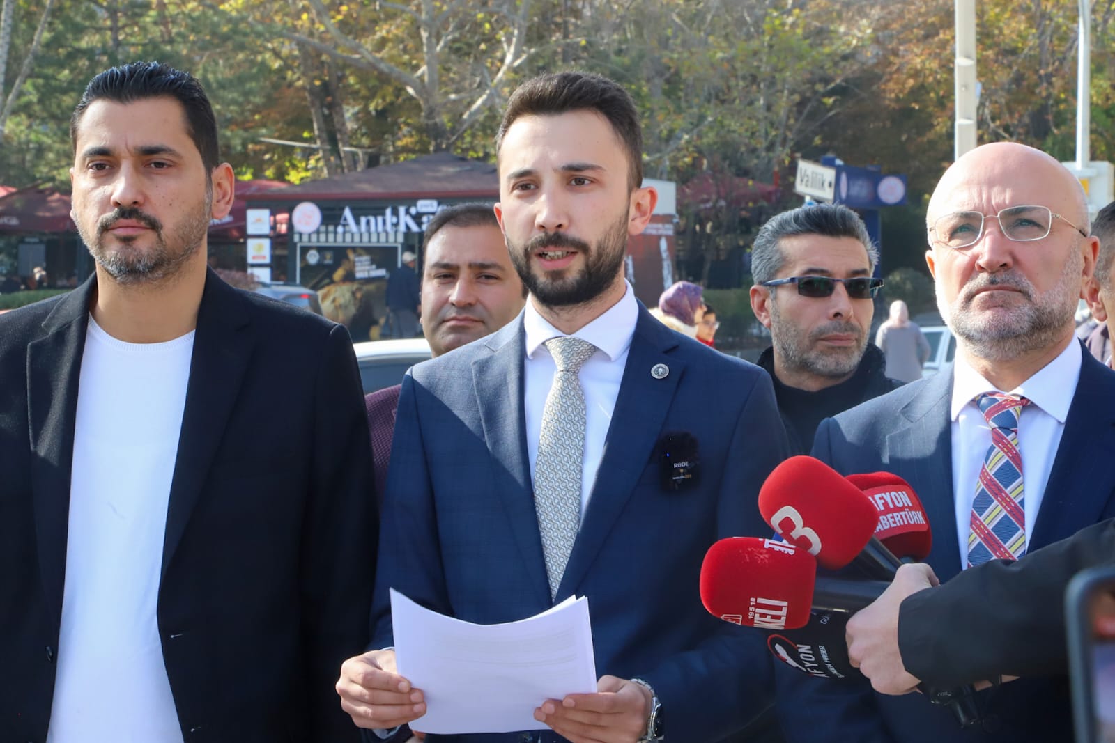 Kent meydanında açıklama yapan AK Parti Afyonkarahisar İl Gençlik Kolları