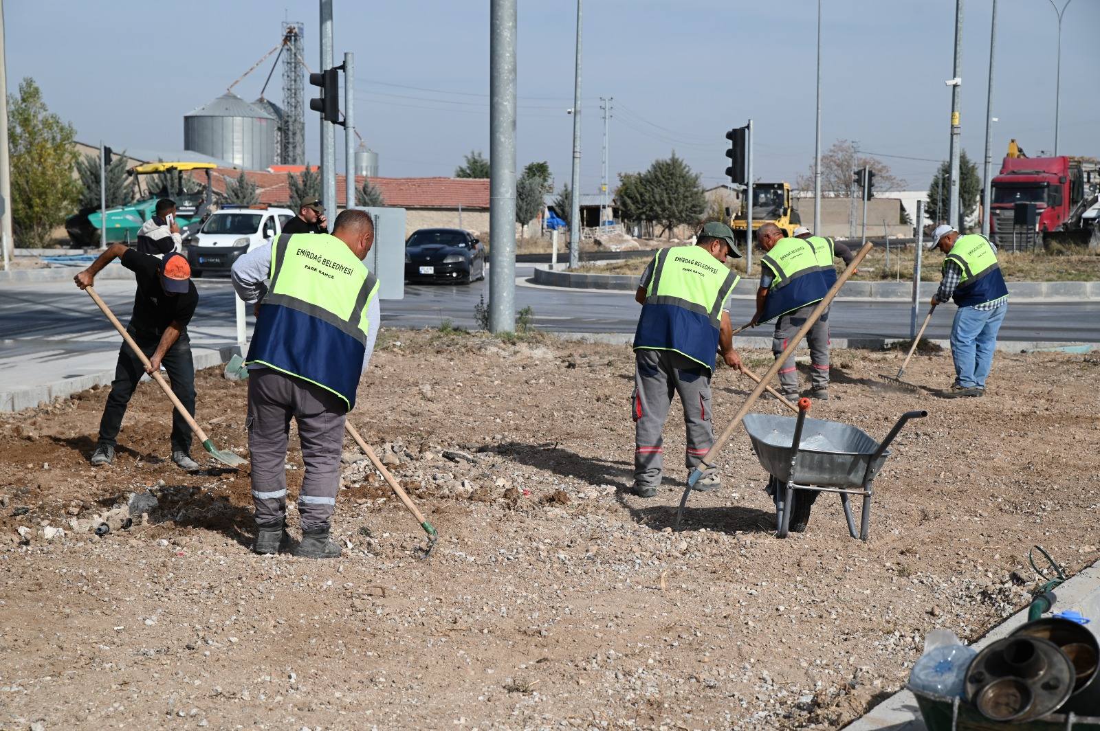 Emirdağ Belediye Başkanı Serkan Koyuncu, kavşaklarda devam eden kuru peyzaj