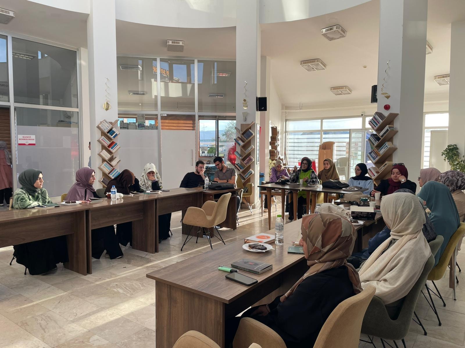 Afyonkarahisar Diyanet Gençlik Merkezi’nde yeni dönemin ilk Kitap Tahlil Serisi