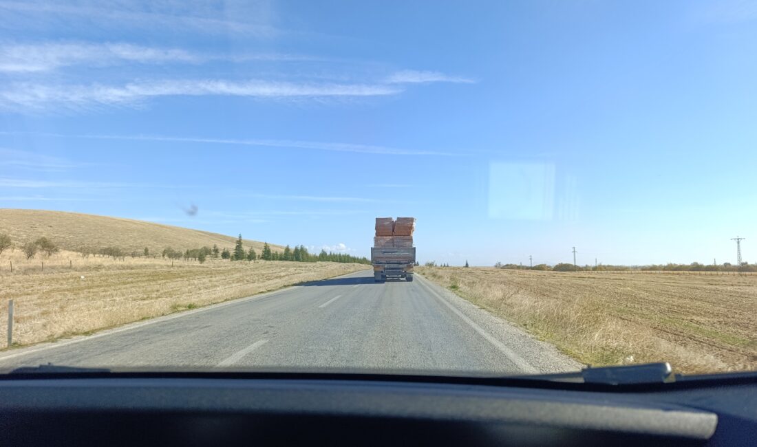 Afyonkarahisar'da bir tır sürücüsünün gerektiği şekilde önlem almadan dorsesinde taşıdığı