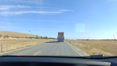 Afyonkarahisar'da bir tır sürücüsünün gerektiği şekilde önlem almadan dorsesinde taşıdığı