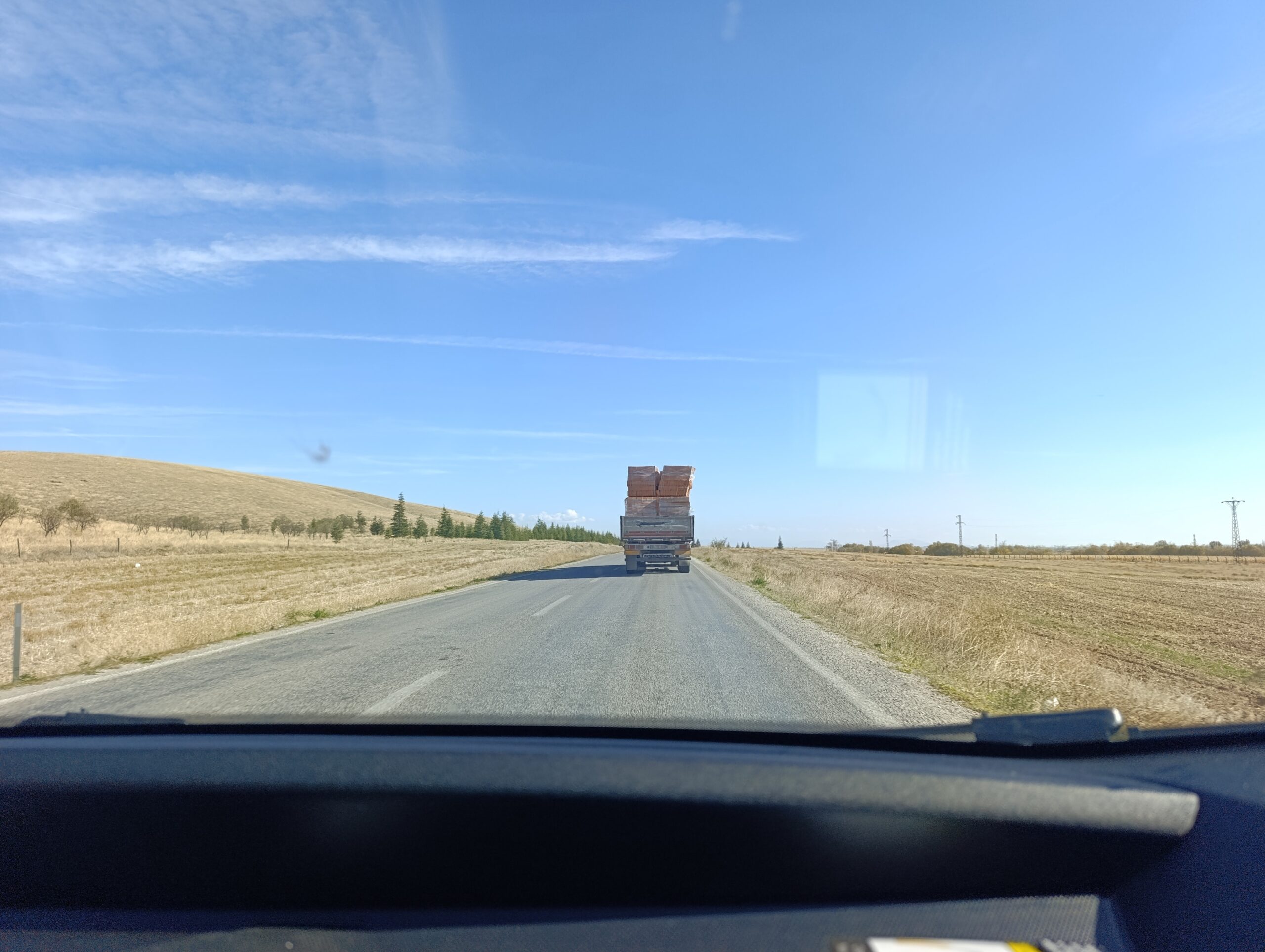 Afyonkarahisar'da bir tır sürücüsünün gerektiği şekilde önlem almadan dorsesinde taşıdığı