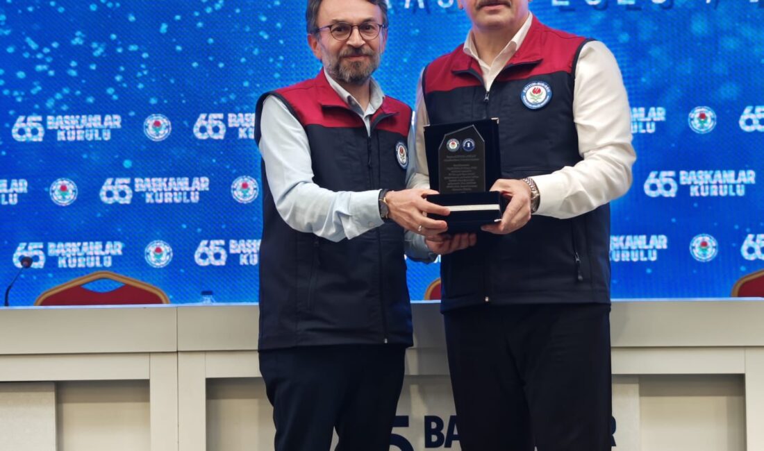 Eğitim-Bir-Sen Genel Başkanı Ali Yalçın, sendikal çalışmalardaki etkin performansı ve