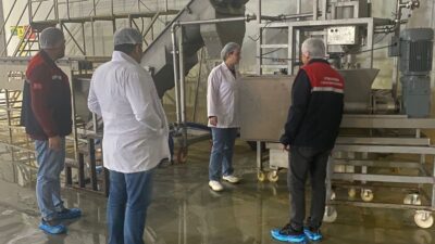 Afyonkarahisar’da hayvansal yem üreten bir işletmeye yönelik denetim yapıldı.