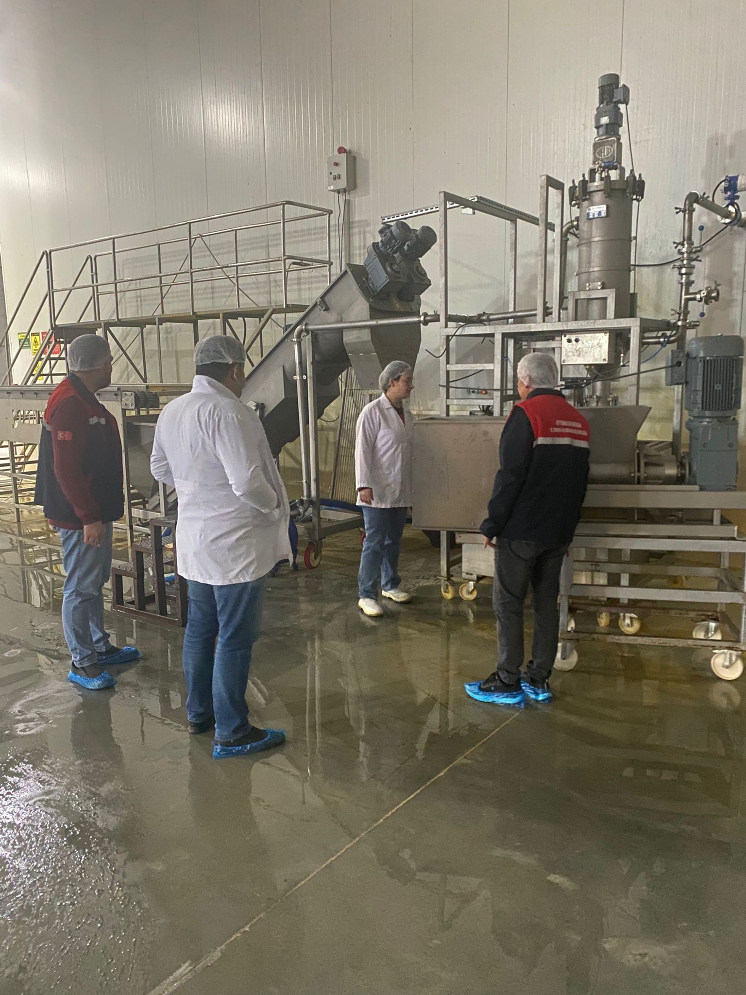 Afyonkarahisar’da hayvansal yem üreten bir işletmeye yönelik denetim yapıldı.