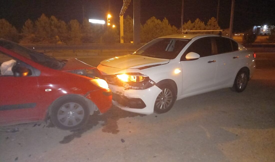 
Afyonkarahisar'da kontrolden çıkan otomobilin polis aracına çarptığı kazada 1'i polis