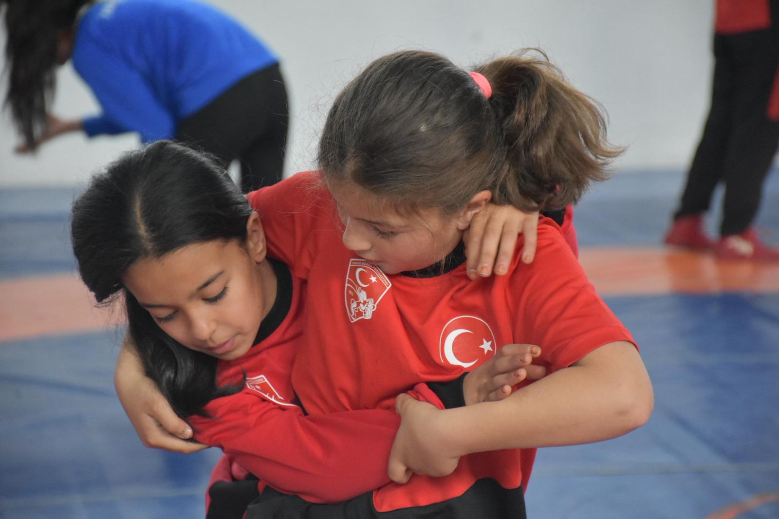 Afyonkarahisar, uluslararası düzeyde önemli bir güreş kampına ev sahipliği yapıyor.