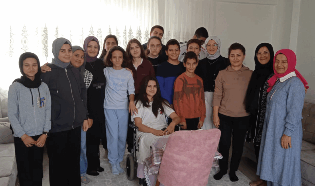 Afyonkarahisar merkez ortaokullardan olan Abdurrahim Mısri Ortaokulu öğretmenleri bir süre