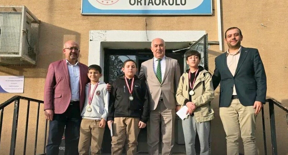 Emirdağ Atatürk Ortaokulunda düzenlenen 2025-2026 Eğitim Öğretim Yılı ‘Geleneksel Satranç