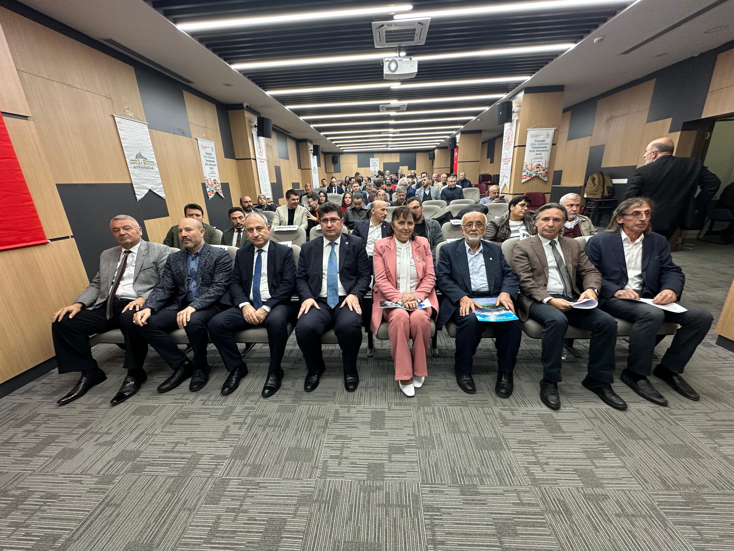 Afyonkarahisar’da “Turizmde şehir kültürüne yansımada sivil toplumun rolü” konulu bir