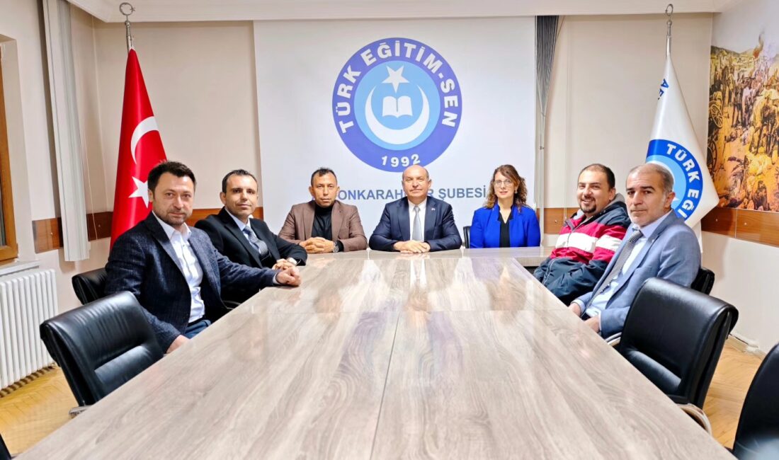 Türk Eğitim-Sen Afyonkarahisar Şube Başkanlığı’nda gerçekleştirilen genel kurulun ardından başkanlığa