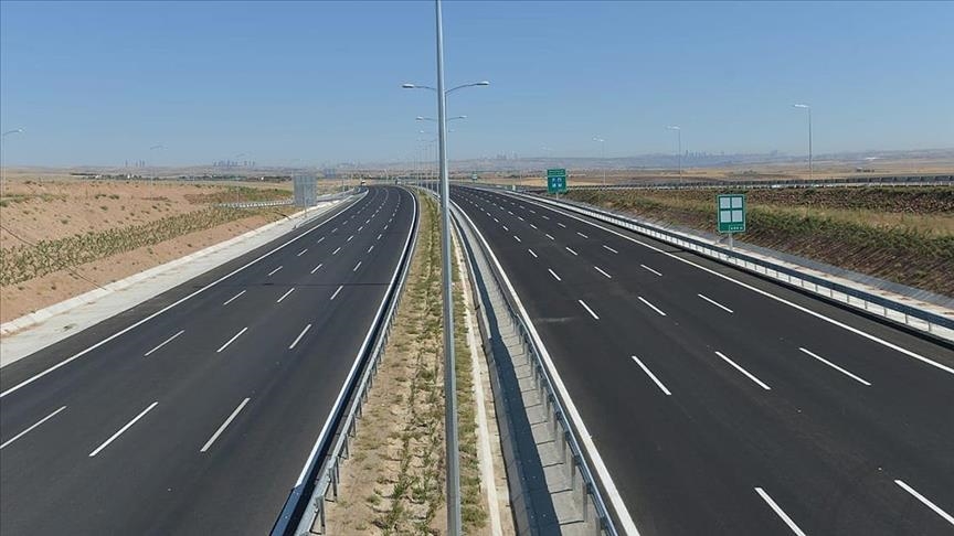 Uraloğlu, Türkiye’nin kara yolu ulaşım ağında gerçekleştirilen yatırımlara ilişkin bilgi