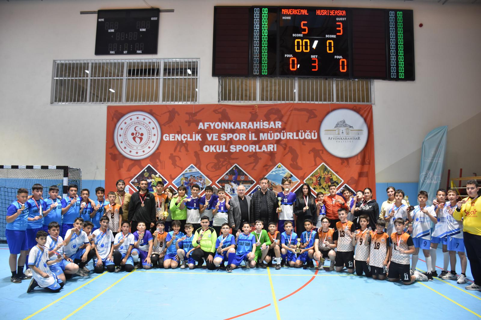 Müsabakalar boyunca takımlar, finalde yer alabilmek için üstün bir performans