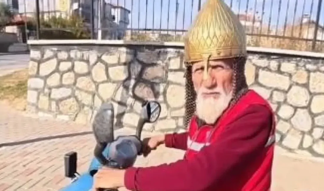 Denizli’de kask yerine miğfer takarak trafiğe çıkan Hasan Dede, sürücüler