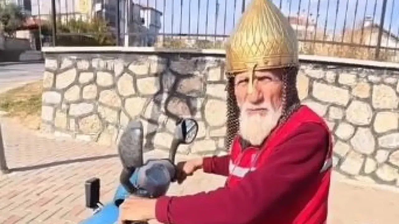 Denizli’de kask yerine miğfer takarak trafiğe çıkan Hasan Dede, sürücüler