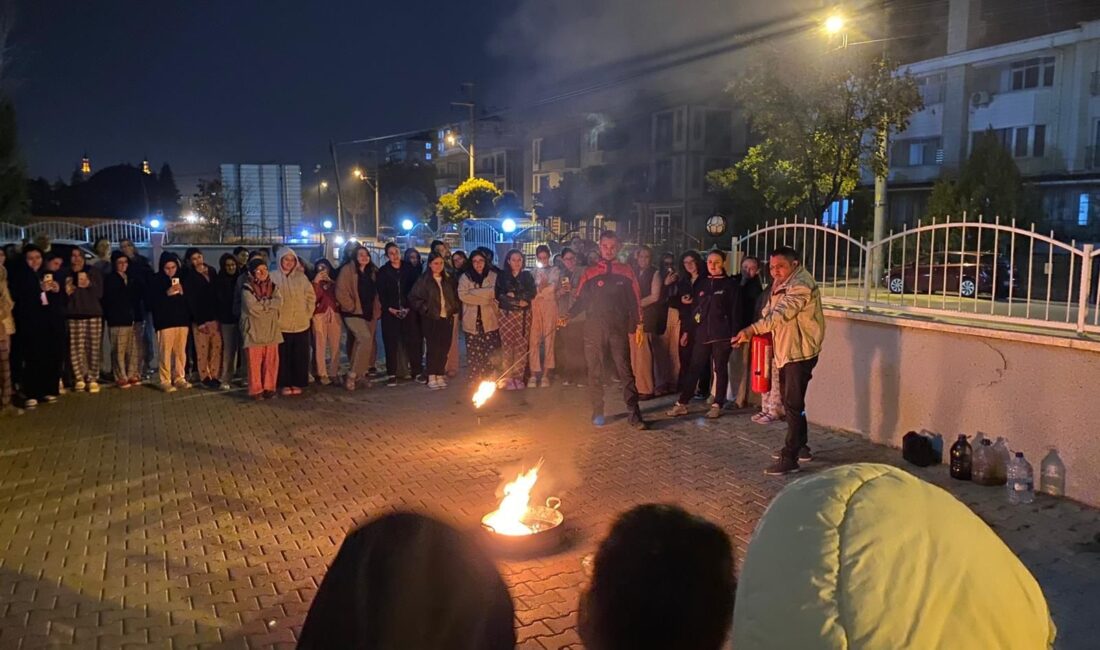 Afyonkarahisar İl Afet ve Acil Durum Müdürlüğü (AFAD) ekipleri kız
