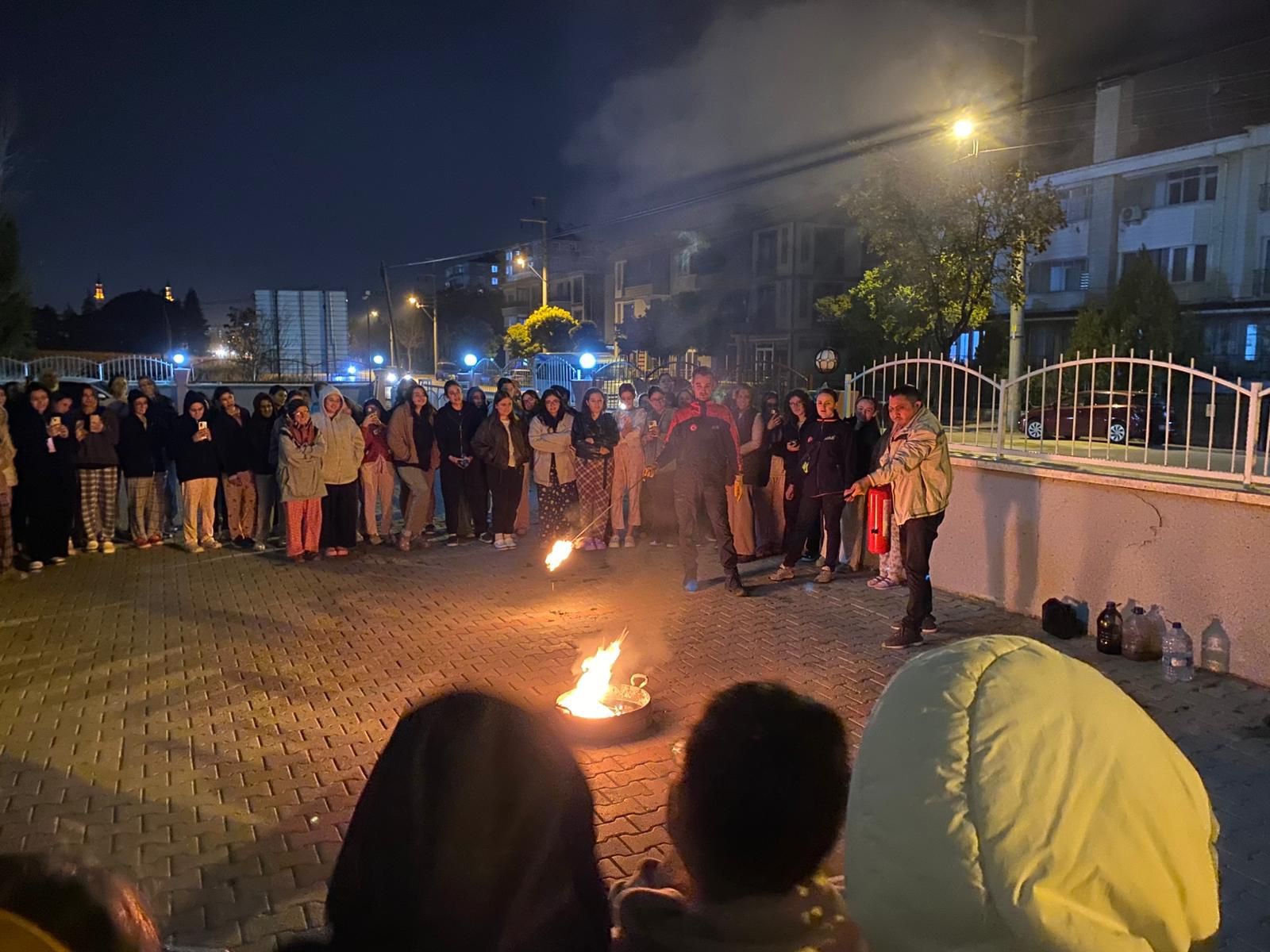 Afyonkarahisar İl Afet ve Acil Durum Müdürlüğü (AFAD) ekipleri kız