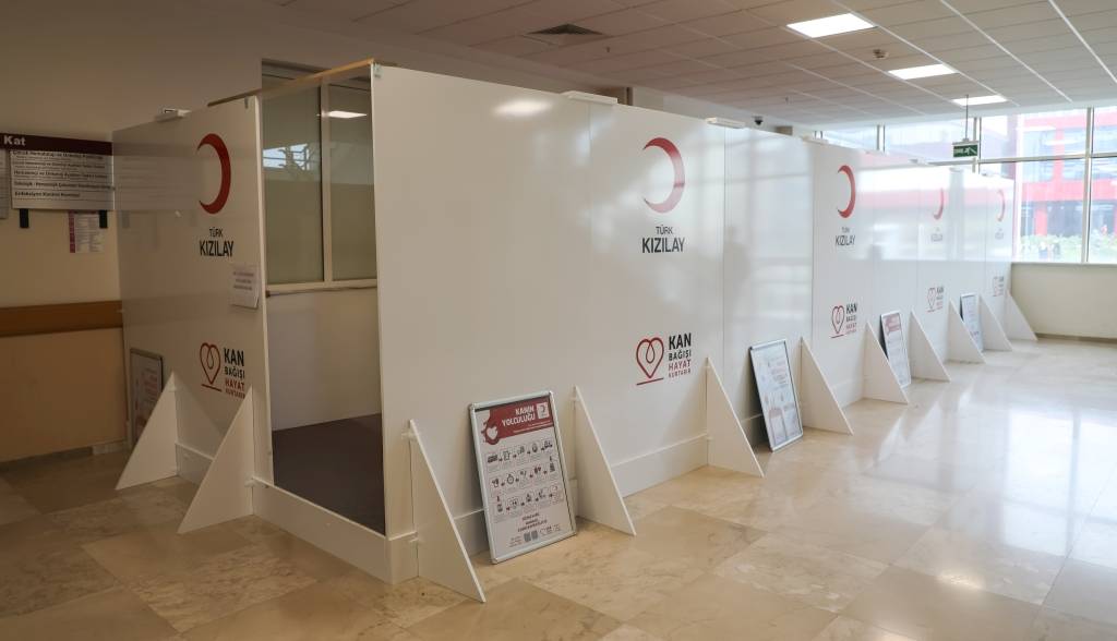 Türk Kızılayı ile iş birliği çerçevesinde kurulan Kan Bağışı Noktası,