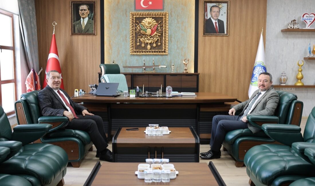 Dinar Belediye Başkanı Veysel Topçu, Sandıklı Belediye Başkanı Adnan Öztaş’ı