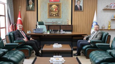 Dinar Belediye Başkanı Veysel Topçu, Sandıklı Belediye Başkanı Adnan Öztaş’ı