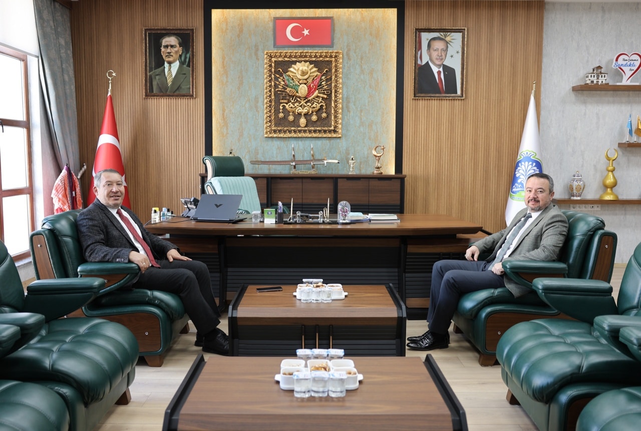 Dinar Belediye Başkanı Veysel Topçu, Sandıklı Belediye Başkanı Adnan Öztaş’ı