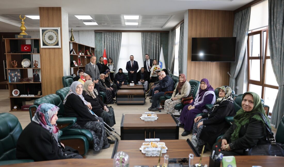 Sandıklı Belediye Başkanı Adnan Öztaş, doğum günü dolayısıyla Çınaraltı Alzheimer