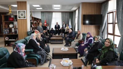 Sandıklı Belediye Başkanı Adnan Öztaş, doğum günü dolayısıyla Çınaraltı Alzheimer